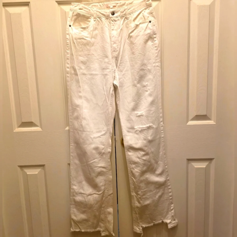 Giani Bini (GB) Mid Rise Distressed Flare Jean- Size 9- NWOT 🤍 - Picture 2 of 7